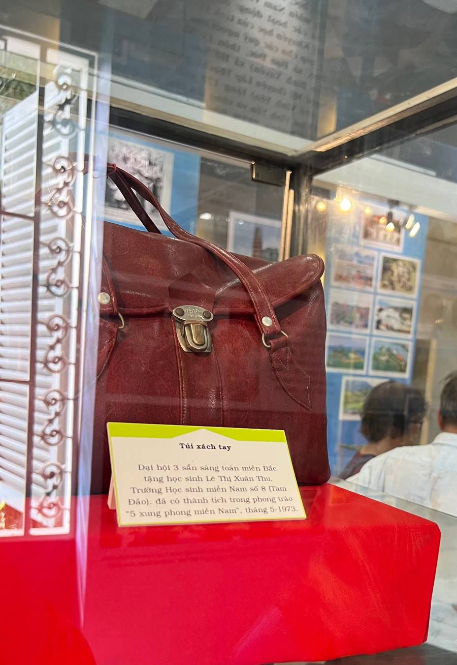 Túi xách tay do Đại hội 3 sẵn sàng toàn miền Bắc tặng học sinh Lê Thị Xuân Thu.