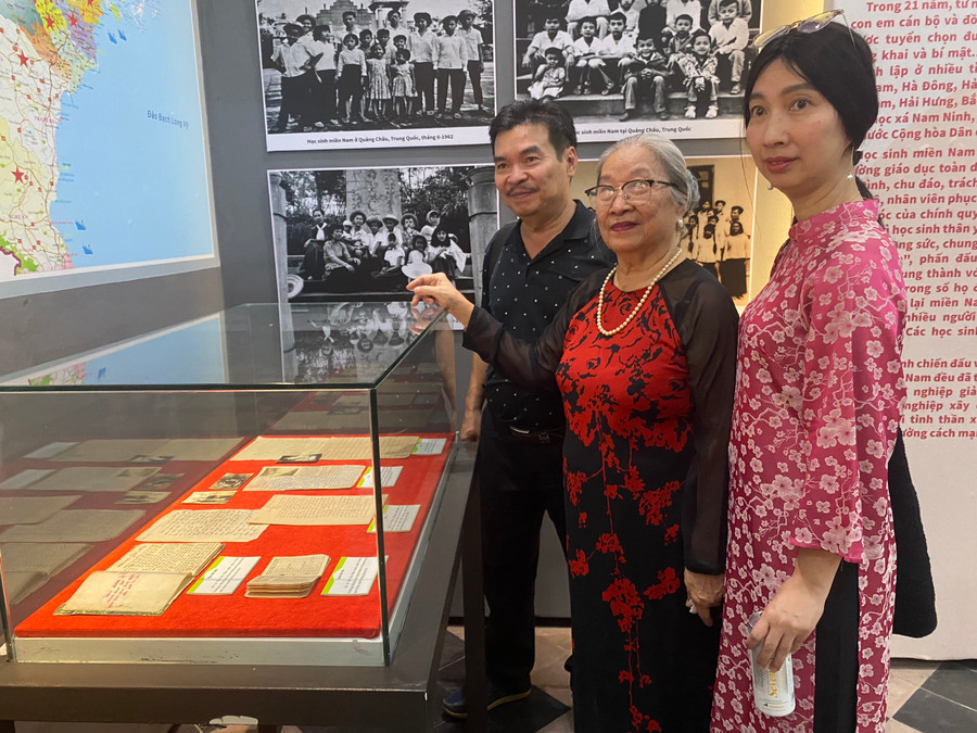 Bà Lê Thị Thu đi với 2 người con của bà cùng những tư liệu được bà mang đến triển lãm.