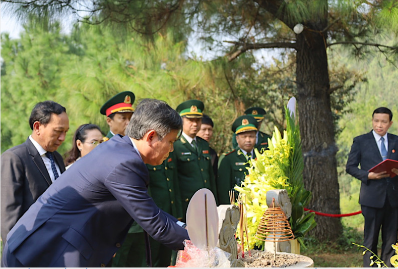 Ông Trần Thắng, Phó Bí thư Tỉnh uỷ, Chủ tịch UBND tỉnh dâng hương lên phần mộ Đại tướng. Ảnh: Diệu Hương.