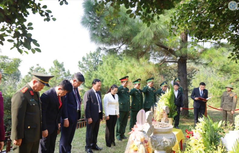 Lãnh đạo tỉnh Quảng Bình thành kính dâng hương trước phần mộ Đại tướng Võ Nguyên Giáp. Ảnh: Diệu Hương.