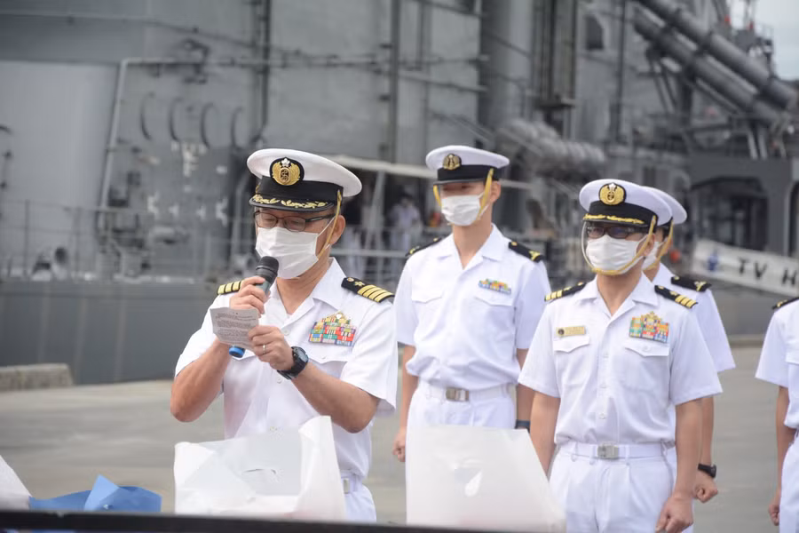 Đại tá II Masaaki, Tư lệnh đơn vị tàu huấn luyện số 1, phát biểu tại cầu cảng Tiên Sa trong chuyến thăm.