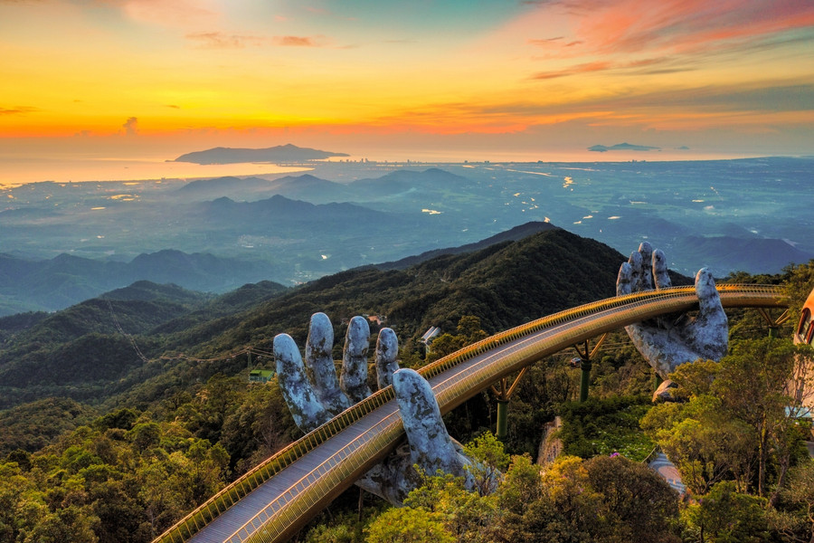 Cầu Vàng tại khu du lịch Sun World Ba Na Hills.