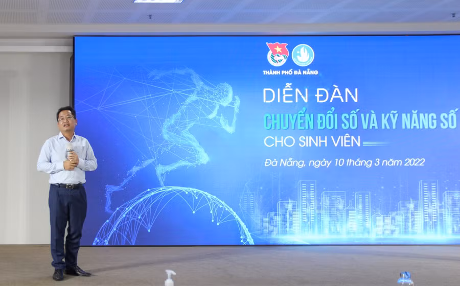 Diễn giả Lê Trí Hải, Chủ tịch HĐQT Công ty CP Công nghệ Thông tin Toàn Cầu Xanh, Chủ tịch Hội Doanh nhân trẻ TP Đà Nẵng chia sẻ tại diễn đàn.