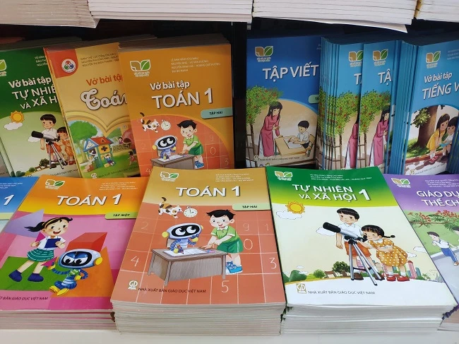 Phụ huynh có nhu cầu mua SGK hãy liên hệ đường dây nóng của NXBGDVN (0377.333545) để được hỗ trợ kịp thời. (Ảnh: Hiền Thương)