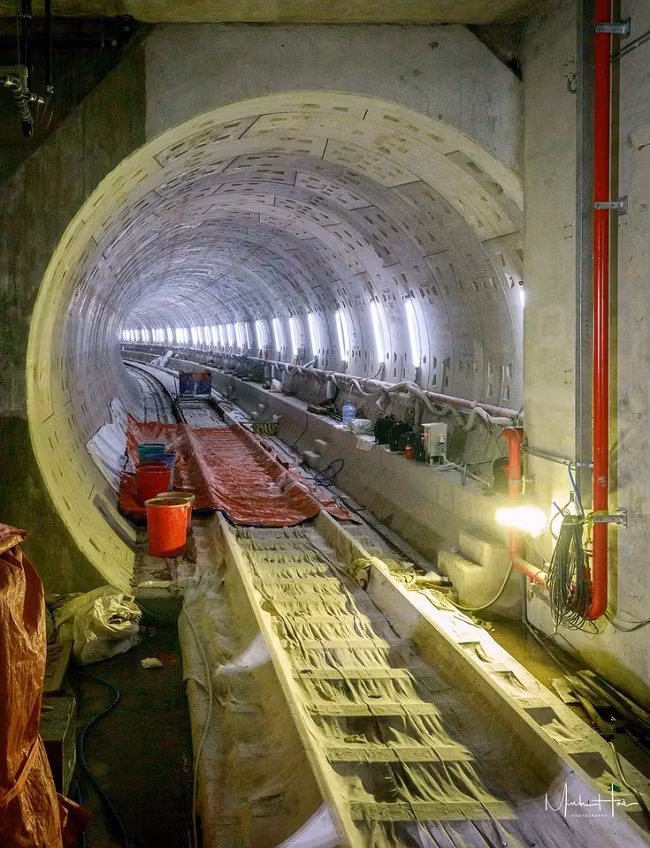 Các công đoạn lắp đặt đường ray ga Nhà Hát Thành phố đang dần được hoàn thiện. (Ảnh: Minh Hòa).