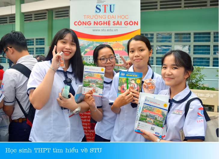 Học sinh đến thăm quan trải nghiêm tại Trường ĐH Công nghệ Sài Gòn. (Ảnh: NTCC).