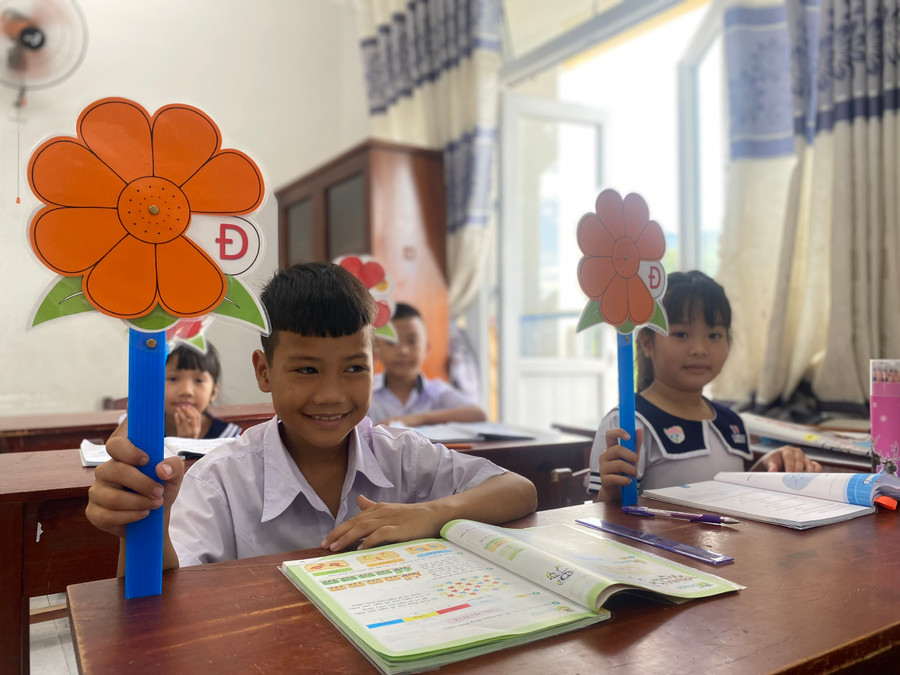 Các em học sinh vui mừng khi được học ở ngôi trường mới khang trang, đầy đủ đồ dùng học tập. Ảnh: Hoàng Vinh. Các em học sinh vui mừng khi được học ở ngôi trường mới khang trang, đầy đủ đồ dùng học tập. Ảnh: Hoàng Vinh.