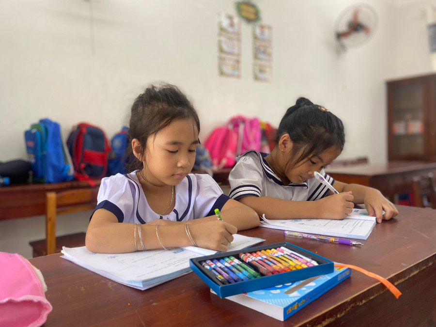 Em Hồ Nguyễn Bảo Trâm (bên trái) trong tiết học tại ngôi trường mới. Ảnh: Hoàng Vinh. Em Hồ Nguyễn Bảo Trâm (bên trái) trong tiết học tại ngôi trường mới. Ảnh: Hoàng Vinh.