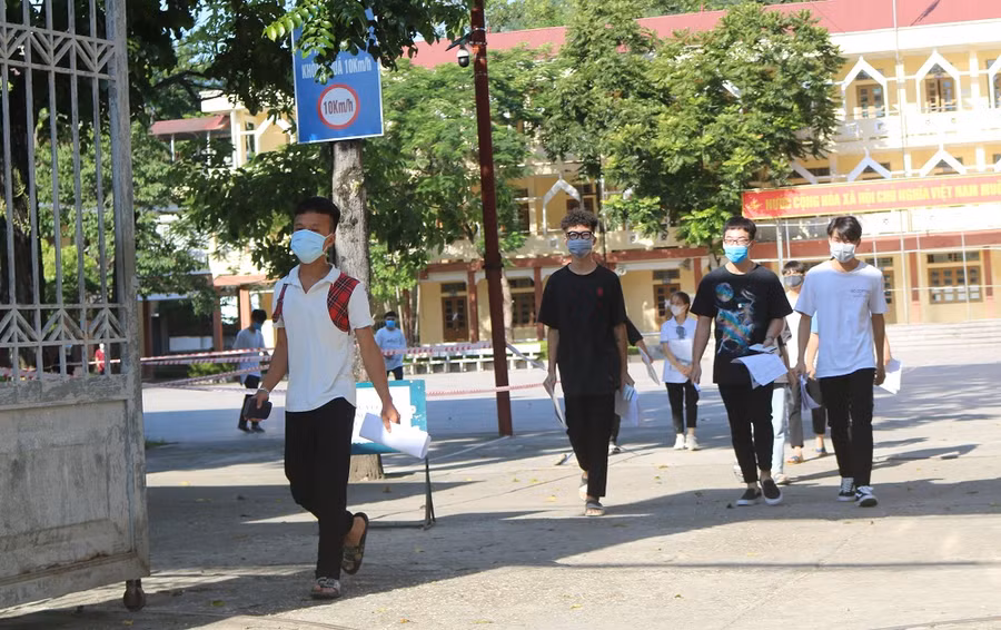 Những thí sinh đầu tiên tại điểm thi trường THPT Thành phố Cao Bằng ra khỏi phòng trong buổi thi môn Toán