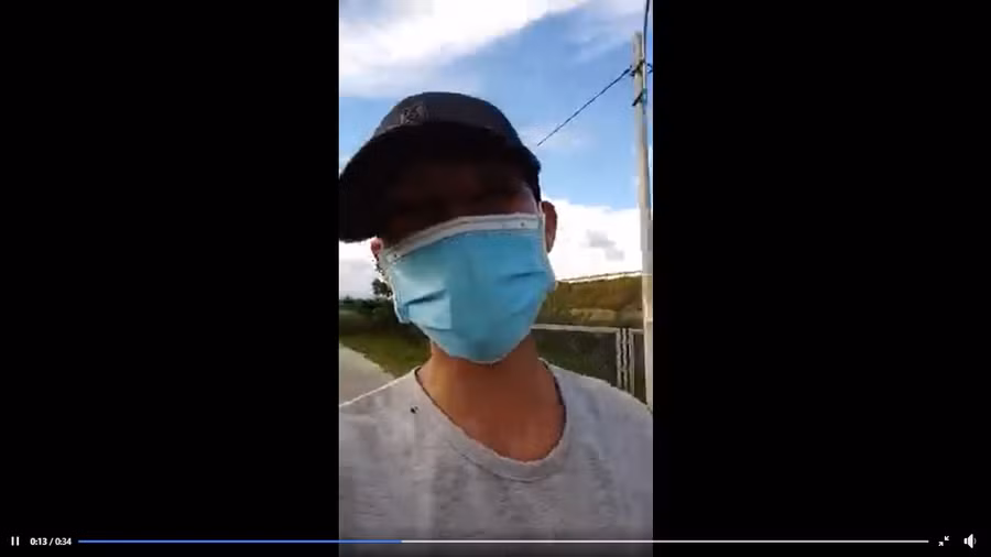 M. đăng clip xúc phạm lực lượng chống dịch lên mạng xã hội. Ảnh cắt từ clip.