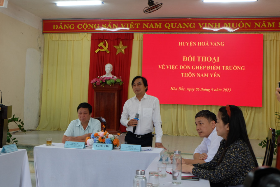 Ông Tô Văn Hùng - Bí thư Huyện ủy Hòa Vang đối thoại và giải thích việc dồn ghép điểm trường lẻ. Ảnh: Hoàng Vinh. Ông Tô Văn Hùng - Bí thư Huyện ủy Hòa Vang đối thoại và giải thích việc dồn ghép điểm trường lẻ. Ảnh: Hoàng Vinh.