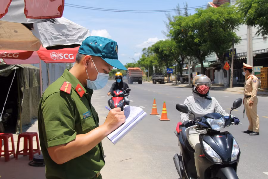 Lực lượng chức năng đội nắng, bám chốt kiểm soát phương tiện ra vào thành phố tại đường DT 605, xã Hòa Tiến (huyện Hòa Vang, TP Đà Nẵng)