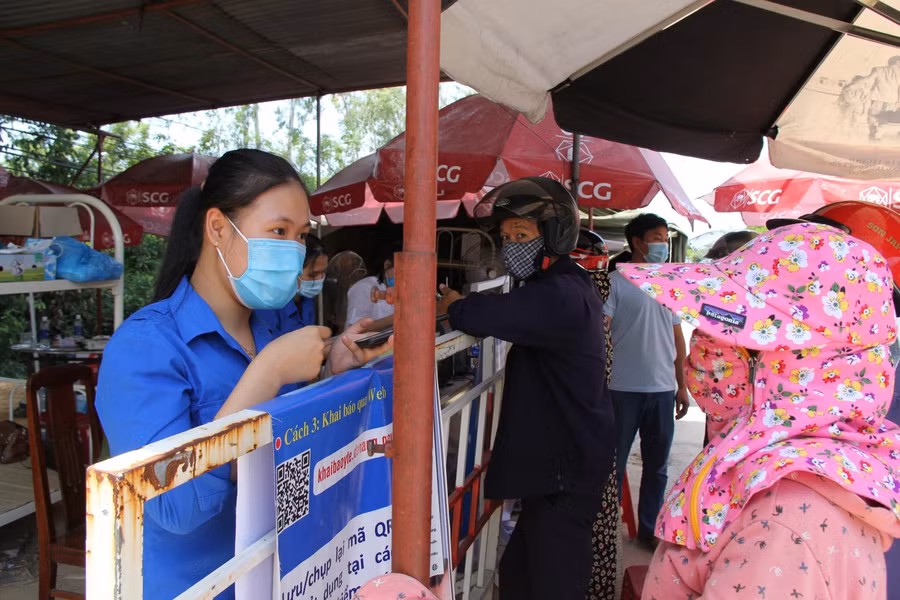 Nhiều người dân chưa biết cách khai báo y tế online, nên đoàn viên thanh niên phải dẫn khai báo trước khi vào thành phố.
