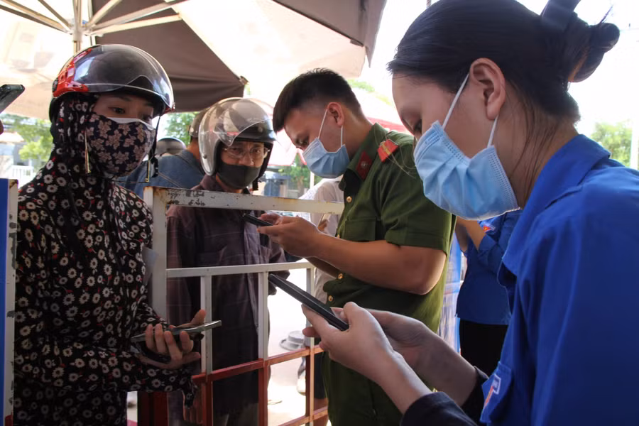 Nhiều người dân chưa được hướng dẫn khai báo y tế online tại các chốt kiểm soát dịch cửa ngõ thành phố.