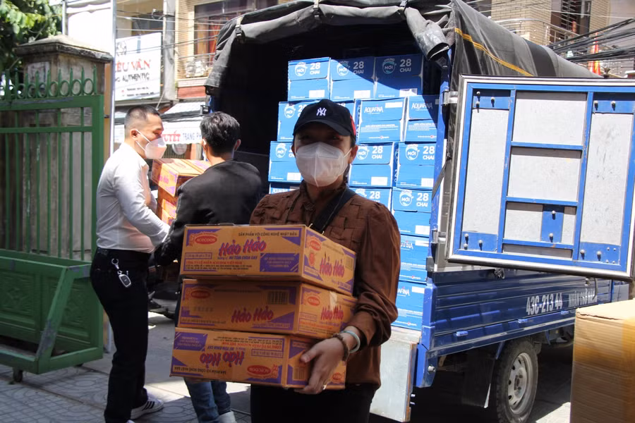 Trong ngày 24/6, chương trình hỗ trợ nhu yếu phẩm cho trạm y tế phường Thạc Gián (quận Thanh Khê), nơi có nhiều ca mắc COVID-19 của khu tam giác phong tỏa Lê Duẩn - Hoàng Hoa Thám - Lý Thái Tổ.