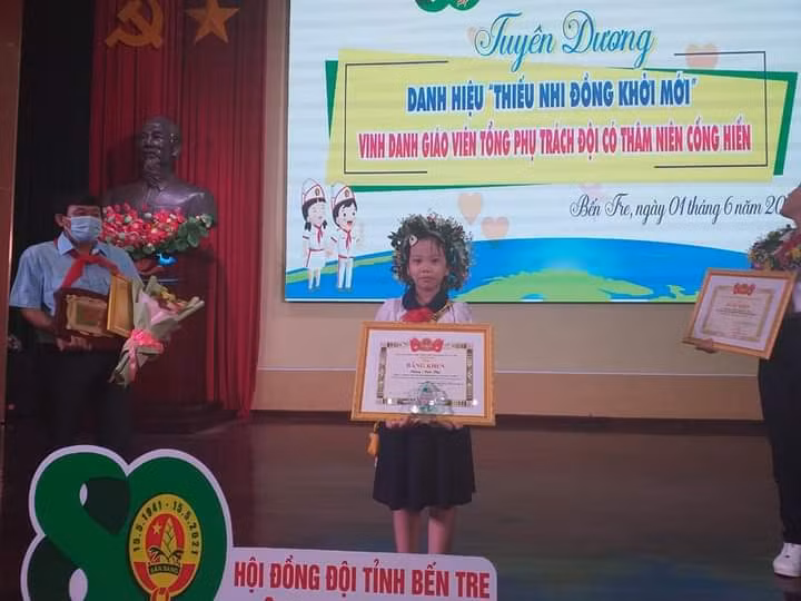 Em Đặng Anh Thư - đội viên chi đội lớp 4/1 - Liên đội phó Liên đội Trường TH Tân Thành Bình 2 - vinh dự được trao danh hiệu "Thiếu nhi Đồng Khởi mới". (Ảnh: Tỉnh đoàn Bến Tre)