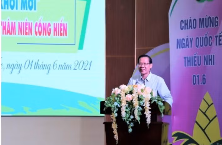 Ông Phan Văn Mãi - nguyên Bí thư Tỉnh ủy, nguyên Chủ tịch HĐND tỉnh Bến Tre phát biểu tại buổi tuyên dương “Thiếu nhi Đồng Khởi mới” (Ảnh: Tỉnh đoàn Bến Tre)