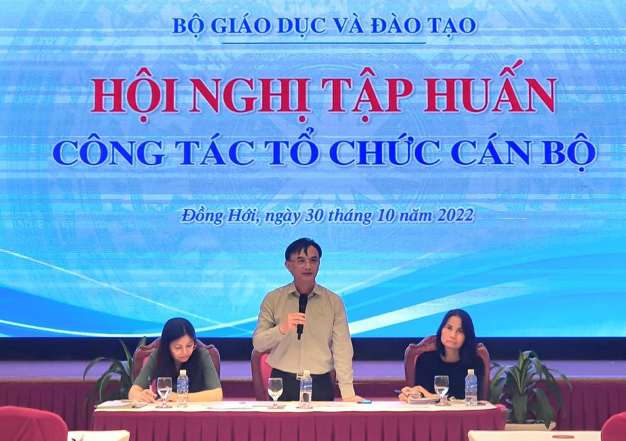 Vụ trưởng Vụ Tổ chức cán bộ, Bộ GD&ĐT - Nguyễn Viết Lộc chủ trì Hội nghị tập huấn công tác tổ chức cán bộ.