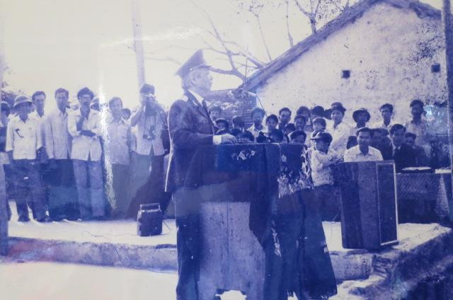 Đại tướng Võ Nguyên Giáp, vị tướng tài ba, xuất chúng - một người con của huyện Lệ Thủy, tỉnh Quảng Bình về thăm Trường THPT Lệ Thuỷ vào năm 1985. Đại tướng Võ Nguyên Giáp, vị tướng tài ba, xuất chúng - một người con của huyện Lệ Thủy, tỉnh Quảng Bình về thăm Trường THPT Lệ Thuỷ vào năm 1985.