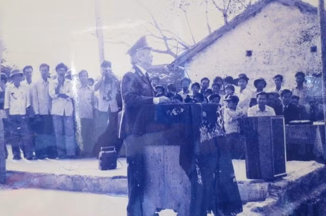 Đại tướng Võ Nguyên Giáp, vị tướng tài ba, xuất chúng - một người con của huyện Lệ Thủy, tỉnh Quảng Bình về thăm Trường THPT Lệ Thuỷ vào năm 1985.