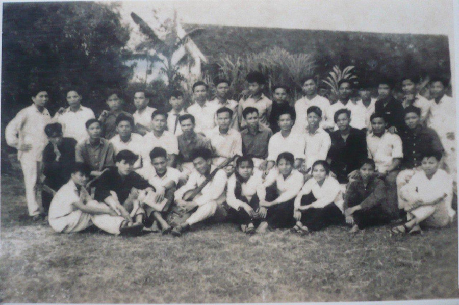 Cựu học sinh khoá 1, Trường cấp 3 Lệ Thủy, nay là Trường THPT Lệ Thuỷ. Cựu học sinh khoá 1, Trường cấp 3 Lệ Thủy, nay là Trường THPT Lệ Thuỷ.