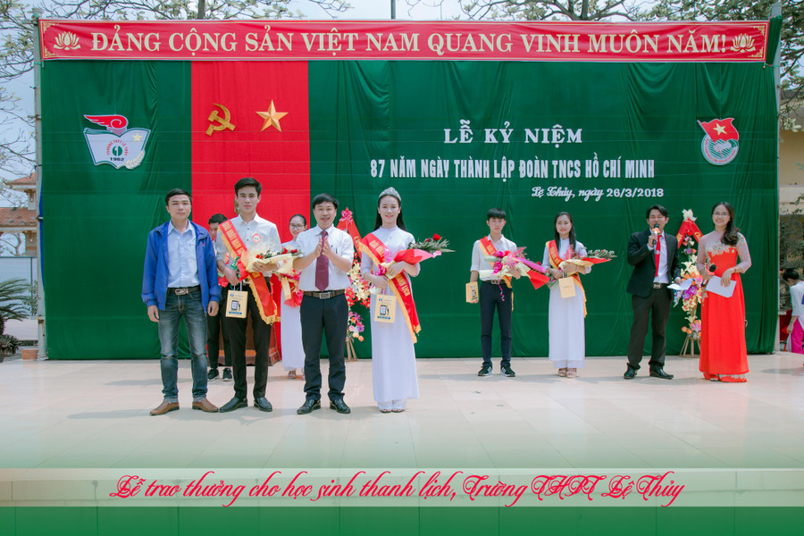 Thầy Hà Văn Trung - Hiệu trưởng Trường THPT Lệ Thuỷ (thứ 2 từ phải sang) trao thưởng cho học sinh thanh lịch của trường. Thầy Hà Văn Trung - Hiệu trưởng Trường THPT Lệ Thuỷ (thứ 2 từ phải sang) trao thưởng cho học sinh thanh lịch của trường.