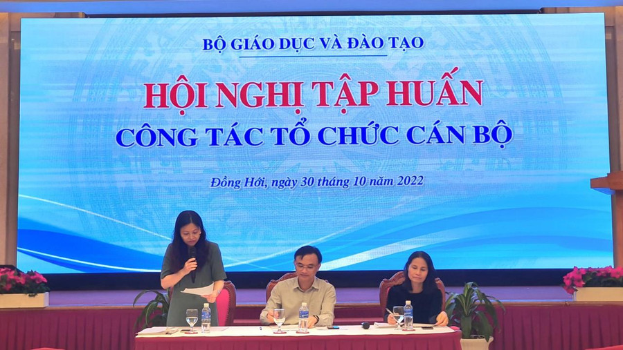 Phó Vụ trưởng phụ trách Vụ Thi đua, khen thưởng, Bộ GD&ĐT – Nguyễn Thị Hạnh trả lời các câu hỏi của đại biểu.