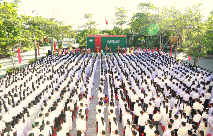 Với bề dày 60 năm xây dựng và trưởng thành, Trường THPT Lệ Thuỷ đã đào tạo gần 25.000 học sinh tốt nghiệp ra trường, công tác ở mọi miền Tổ quốc. Với bề dày 60 năm xây dựng và trưởng thành, Trường THPT Lệ Thuỷ đã đào tạo gần 25.000 học sinh tốt nghiệp ra trường, công tác ở mọi miền Tổ quốc.