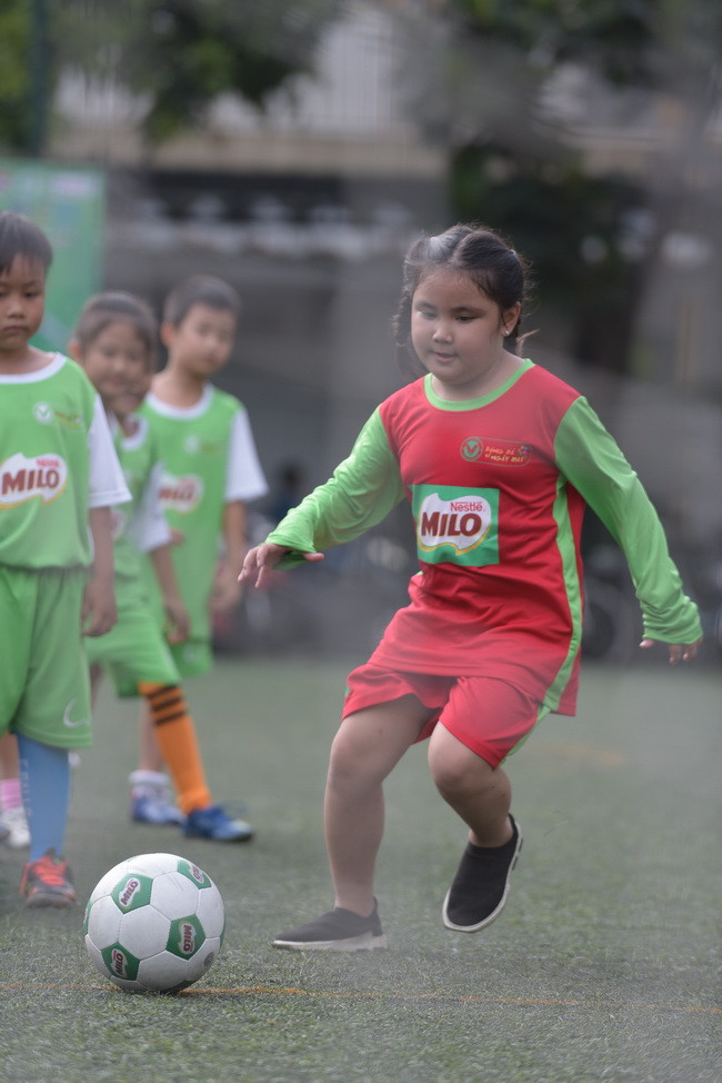 Rất đông các nữ cầu thủ tham gia thi đấu tại Festival Bóng đá năm nay. Rất đông các nữ cầu thủ tham gia thi đấu tại Festival Bóng đá năm nay.