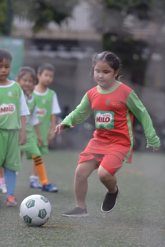 Rất đông các nữ cầu thủ tham gia thi đấu tại Festival Bóng đá năm nay.