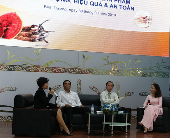 TS Nguyễn Thị Liên Thương (ngoài cùng bên trái) chia sẻ về quá trình nuôi trồng, chăm sóc đông trùng hạ thảo. TS Nguyễn Thị Liên Thương (ngoài cùng bên trái) chia sẻ về quá trình nuôi trồng, chăm sóc đông trùng hạ thảo.