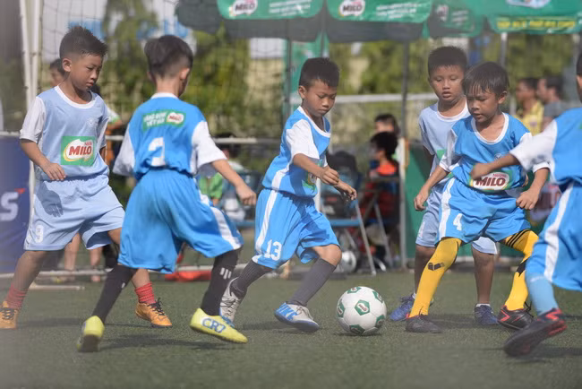 Một pha đi bóng của cầu thủ nhí trước sự truy cản của đối thủ.