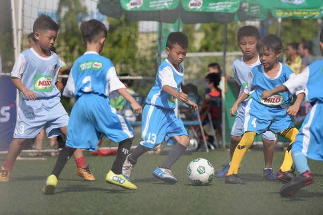 Một pha đi bóng của cầu thủ nhí trước sự truy cản của đối thủ. Một pha đi bóng của cầu thủ nhí trước sự truy cản của đối thủ.