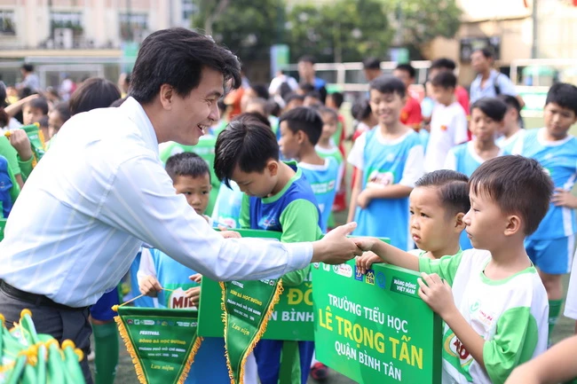 Đại diện Ban tổ chức trao cờ lưu niệm cho các đội tại vòng chung kết Festival bóng đá học đường TPHCM năm 2019.