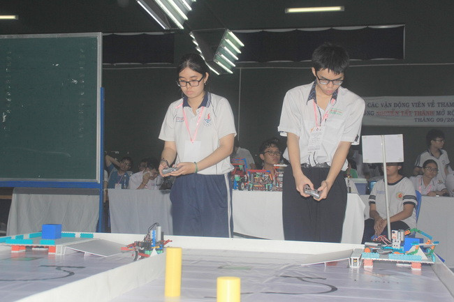 Các thí sinh điều khiển robot di chuyển theo đường line. Các thí sinh điều khiển robot di chuyển theo đường line.