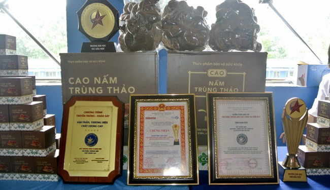 Sản phẩm Đông trùng hạ thảo của trường cũng đã đạt Chứng nhận, danh hiệu sản phẩm uy tín chất lượng. Sản phẩm Đông trùng hạ thảo của trường cũng đã đạt Chứng nhận, danh hiệu sản phẩm uy tín chất lượng.
