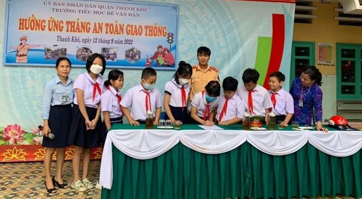 Các em học sinh ký cam kết nghiêm chỉnh chấp hành luật Giao thông đường bộ. Ảnh: Công an. Các em học sinh ký cam kết nghiêm chỉnh chấp hành luật Giao thông đường bộ. Ảnh: Công an.