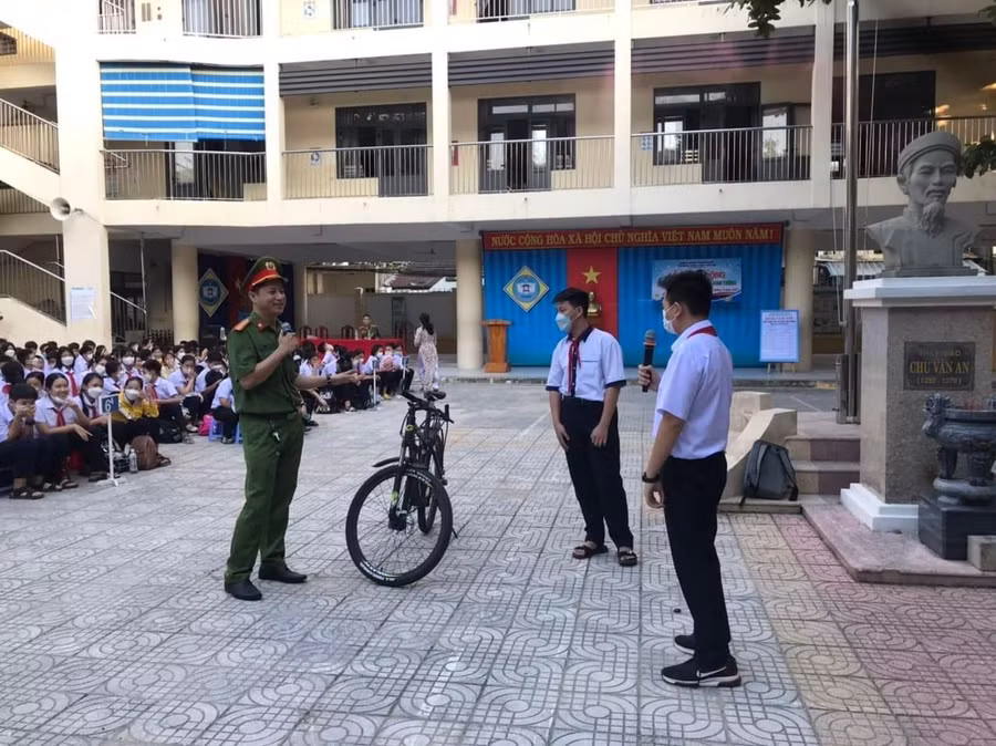 Đa dạng các hình thức tuyên truyền phổ biến pháp luật đến các em học sinh. Ảnh: Công an.