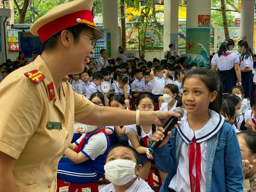 Buổi tuyên truyền, phổ biến, giáo dục pháp luật về An toàn giao thông diễn ra khá vui vẻ khiến các em học sinh thích thú. Buổi tuyên truyền, phổ biến, giáo dục pháp luật về An toàn giao thông diễn ra khá vui vẻ khiến các em học sinh thích thú.