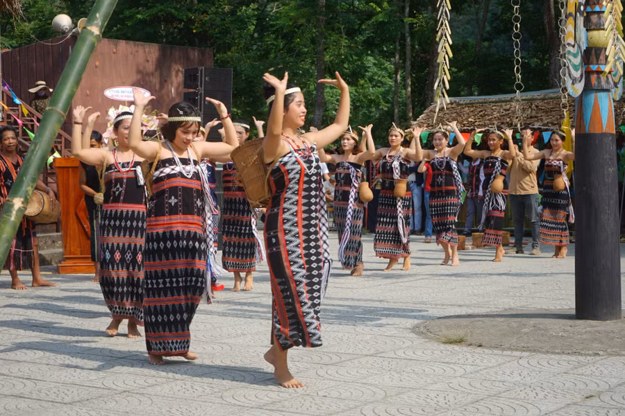 Nhằm bảo tồn văn hóa địa phương, UBND huyện Hòa Vang tổ chức các hoạt động văn hóa, trong đó có biểu diễn tiết mục Tung Tung Da Dá tại nhà Gươi thôn Giàn Bí xã Hòa Bắc. Ảnh: Hoàng Vinh.