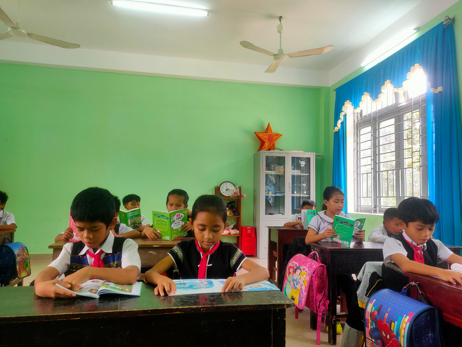 Trường học khuyến khích các em học sinh đồng bào Cơ Tu mặc trang phục truyền thống vào những ngày lễ, Tết hoặc những tiết sinh hoạt ngoại khóa. Ảnh: Như Ngọc.