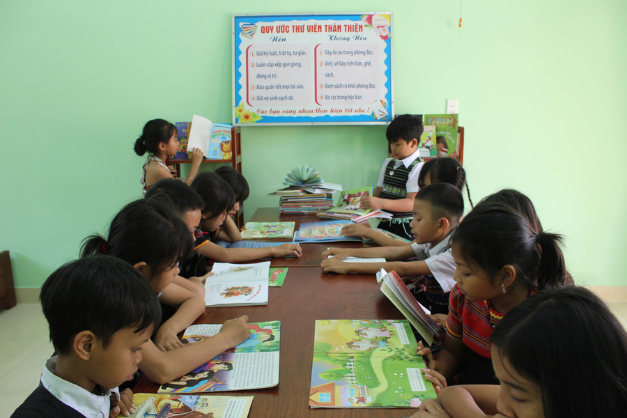 Học sinh đồng bào Cơ Tu ở Hòa Bắc mặc trang phục truyền thống đi học. Ảnh: Như Ngọc.