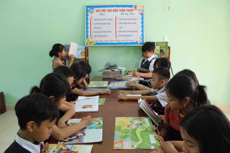 Học sinh đồng bào Cơ Tu ở Hòa Bắc mặc trang phục truyền thống đi học. Ảnh: Như Ngọc.