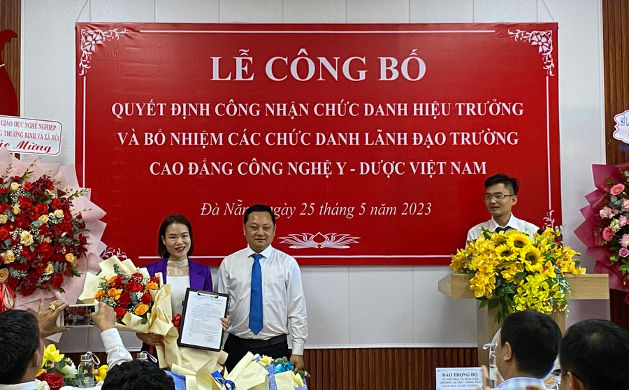 Trao quyết định bổ nhiệm chức danh Phó Hiệu trưởng Nhà trường cho Thạc sĩ Lương Kim Anh. Ảnh: Hoàng Vinh. Trao quyết định bổ nhiệm chức danh Phó Hiệu trưởng Nhà trường cho Thạc sĩ Lương Kim Anh. Ảnh: Hoàng Vinh.