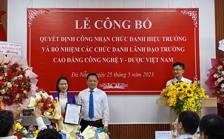 Trao quyết định bổ nhiệm chức danh Phó Hiệu trưởng Nhà trường cho Thạc sĩ Lương Kim Anh. Ảnh: Hoàng Vinh.