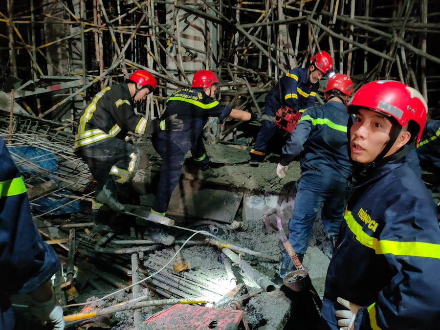 Khẩn trương cứu người bị nạn. Ảnh: Công an Đà Nẵng. Khẩn trương cứu người bị nạn. Ảnh: Công an Đà Nẵng.