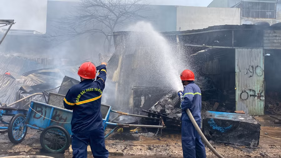 Hơn 45 phút sau, ngọn lửa mới được khống chế.