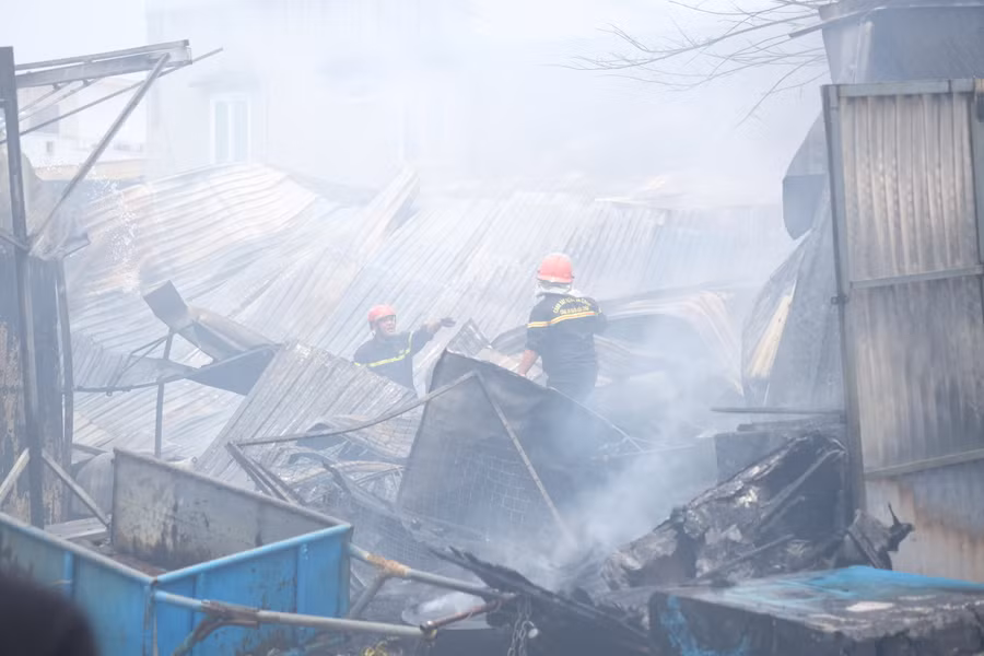 Lực lượng cảnh sát PCCC phun nước dập lửa.