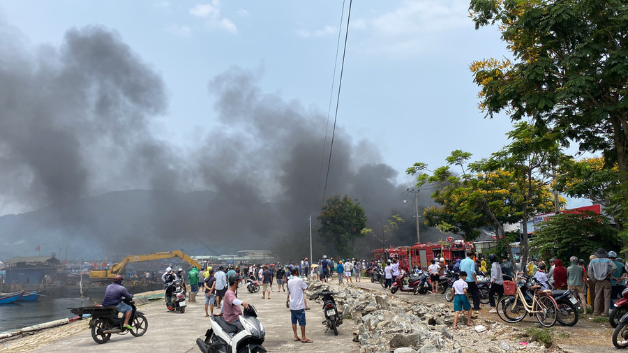 Ngọn khói đen bao trùm cả âu thuyền Thọ Quang.