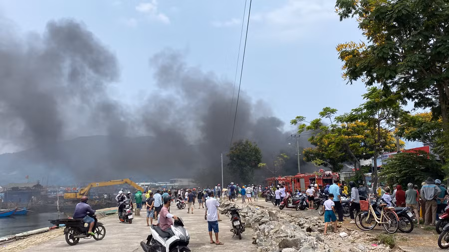 Ngọn khói đen bao trùm cả âu thuyền Thọ Quang.